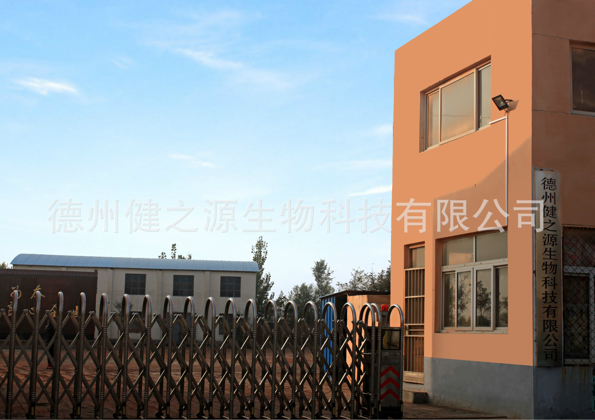 德州健之源生物科技有限公司是一家專業(yè)生產(chǎn)營養(yǎng)素補(bǔ)充劑、SC營養(yǎng)食品公司，業(yè)務(wù)范圍包括固體飲料、壓片糖果、代用茶、沖劑以及各種膳食養(yǎng)生健康食品的生產(chǎn)代工、OEM、 ODM等。公司占地五十余畝，廠區(qū)建筑面積4000余m2，內(nèi)設(shè)生產(chǎn)車間、質(zhì)量控制室、產(chǎn)品檢測中心、陰涼倉庫、辦公用房及輔助用房。生產(chǎn)車間總面積1000余m2，其中保健食品GMP 凈化車間600m2，裸藻片代加工 裸藻復(fù)合壓片糖果OEM  食品片劑貼牌委托生產(chǎn)廠家 一般生產(chǎn)區(qū)400m2；倉儲總面積（原輔料倉庫、成品倉庫、包材倉庫等）2500m2，物料分區(qū)分庫存放；檢測分析室（包括理化分析室、微生物檢驗(yàn)室、留樣觀察室等）總面積300m2。辦公用房200m2。流水生產(chǎn)線承接粉劑，片劑，袋泡茶，顆粒劑 等劑型的成品、半成品代加工。  公司成立專項(xiàng)實(shí)驗(yàn)室，引進(jìn)山東中醫(yī)藥大學(xué)的醫(yī)藥技術(shù)部部長等相關(guān)專業(yè)人員組建科研團(tuán)隊(duì)，在分子生物學(xué)、微 生物發(fā)酵、藥食同源、新資源食品研究等方面實(shí)行研產(chǎn)一體化，針對不同方向的營養(yǎng)課題進(jìn)行探討研究，并將科研成果轉(zhuǎn)化為生產(chǎn)力，為產(chǎn)業(yè)化生產(chǎn)提供技術(shù)支撐。